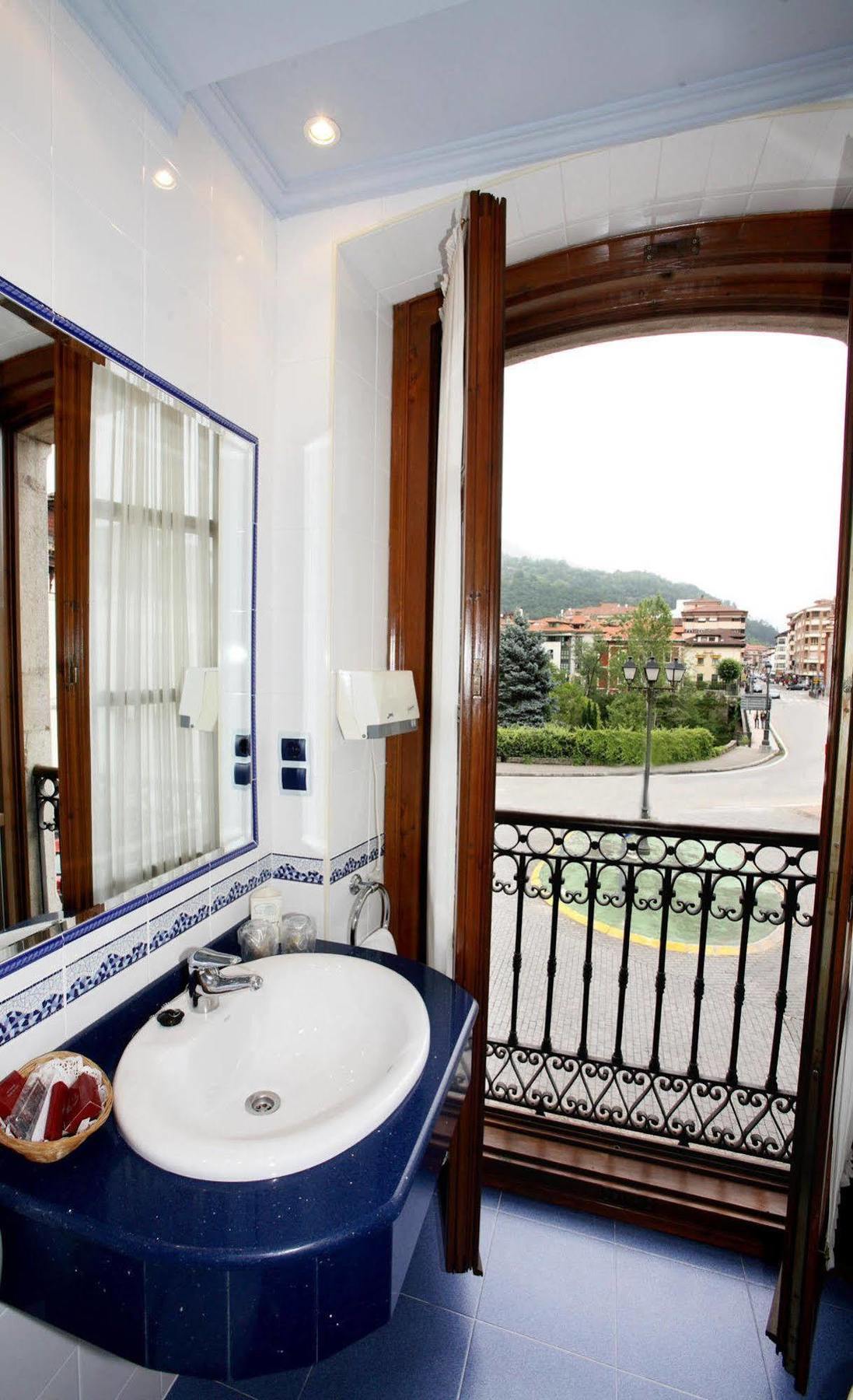 Imperion Hotel Onís Kültér fotó